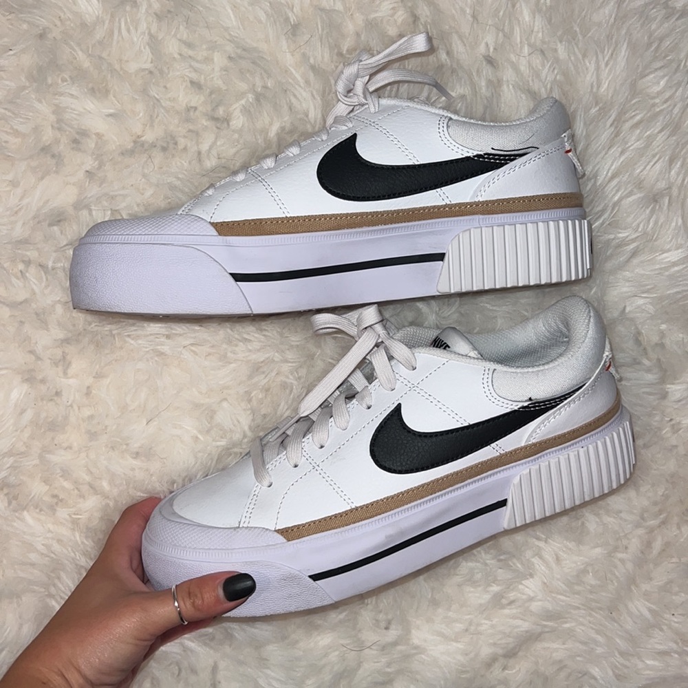 Women’s Nike Court Legacy Lift Sneakers (7.5)